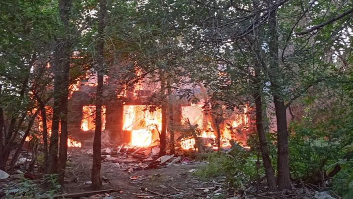 Два расселенных дома горят в Заводском районе Саратова| ВИДЕО