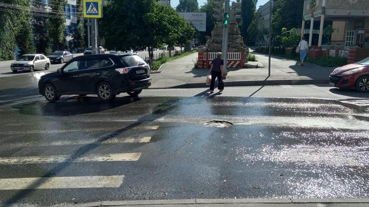 Потоки воды на Вольской затопили пешеходный переход