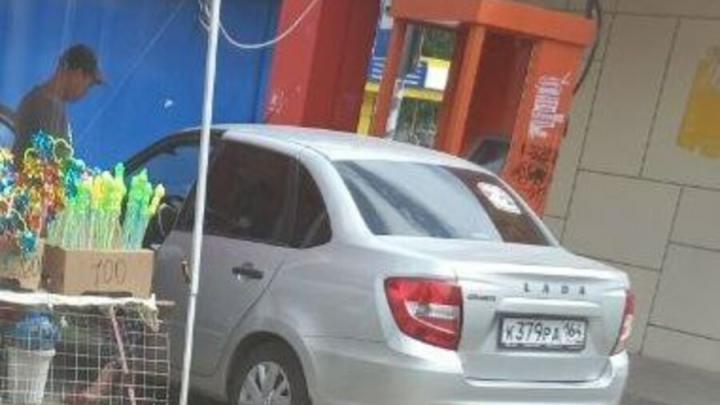 В Энгельсе нелегальные торговцы паркуют машины на тротуаре