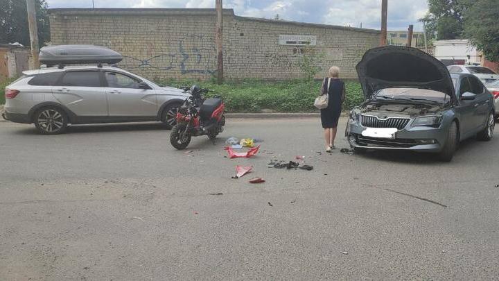 В Саратове водитель скутера попал в больницу после столкновения со "Шкодой"