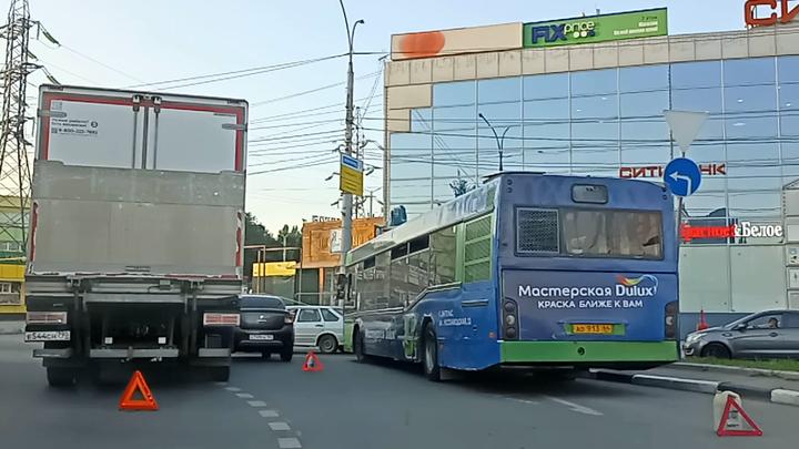 На кольце у стадиона "Волга" столкнулись грузовик, автобус и иномарка