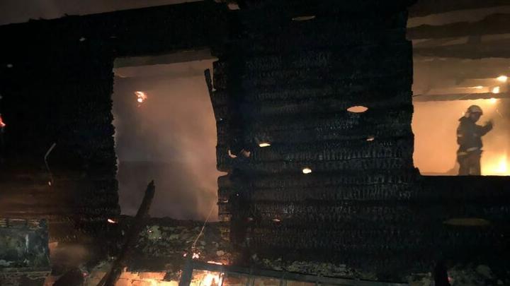 Ночью на Хользунова в Саратове горел дом