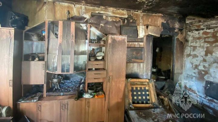 Из-за неисправного холодильника в Энгельсе горел деревянный дом