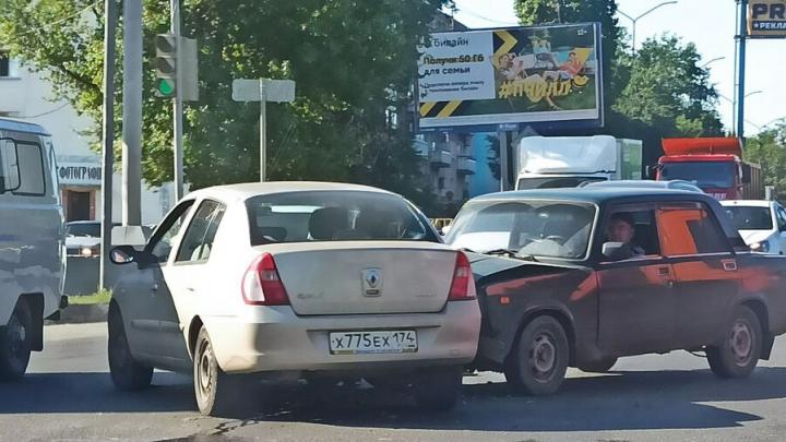 "Семерка" и Renault создали транспортный коллапс на проспекте Строителей в Саратове
