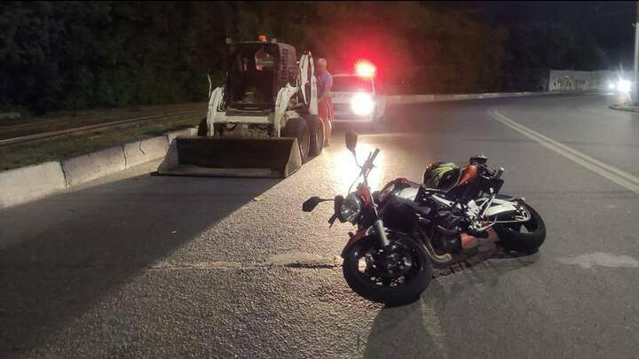 Ночью в Саратове мотоциклист столкнулся с мини-погрузчиком