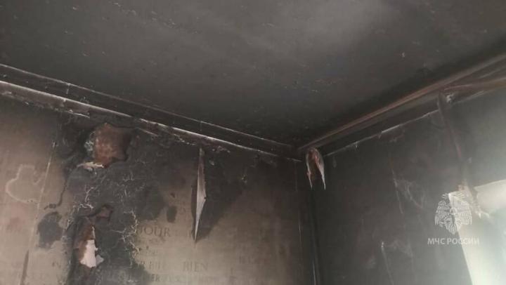 В саратовской пятиэтажке из-за неисправного холодильника горела квартира
