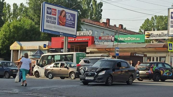 На СХИ в Саратове две иномарки заблокировали выезд на Навашина
