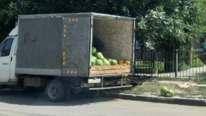 В Энгельсе торгуют арбузами на обочинах дорог