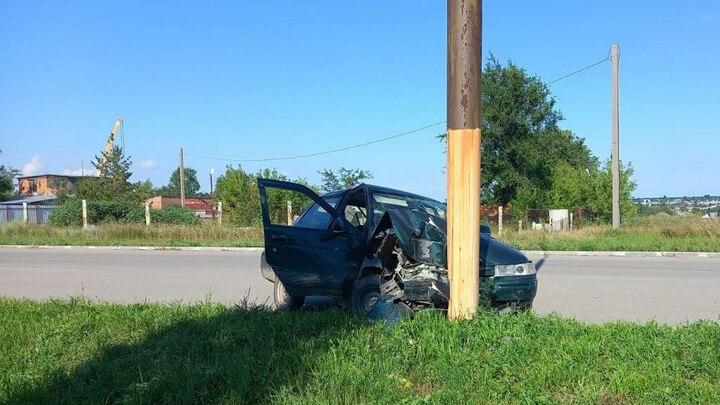 "Десятка" врезалась в столб в Красноармейске: пострадали водитель и девочка