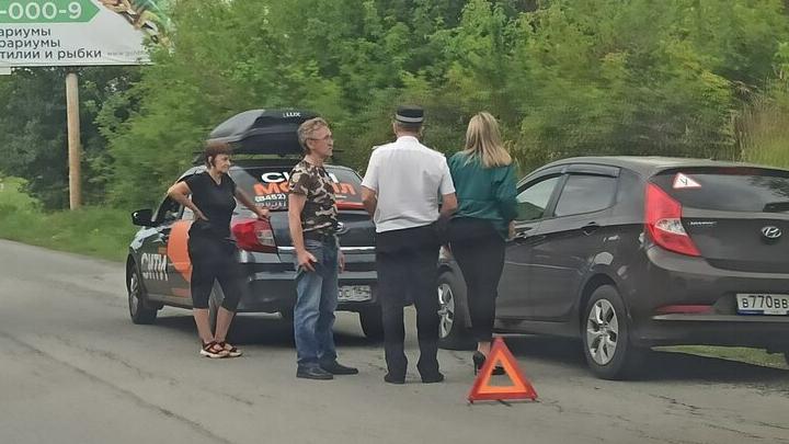 На Плодородной в Саратове в ДТП попали такси и иномарка