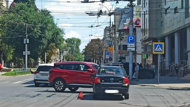 Неопытный водитель на Datsun попал в аварию в центре Саратова