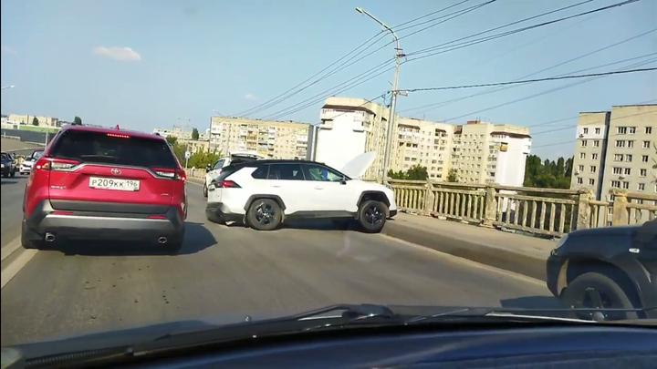 В массовом ДТП на путепроводе "Алтынский" Toyota потеряла колесо