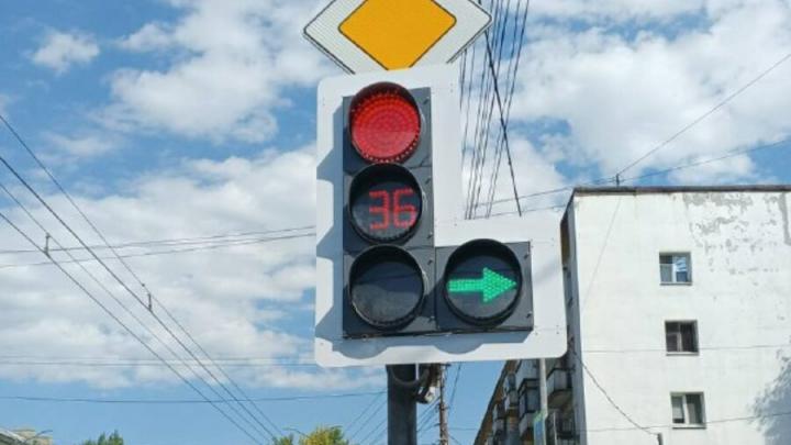 В Саратове на загруженной автодороге модернизировали светофор
