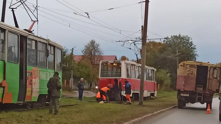 Из-за схода вагона с рельсов в Саратове остановились два трамвайных маршрута