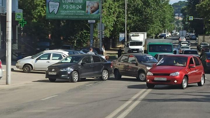 Volkswagen и "Лада" блокировали движение транспорта на Чапаева в Саратове