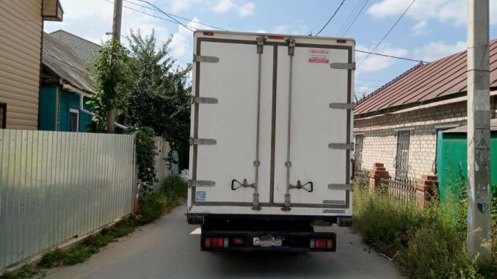 Пожилая женщина упала под грузовик в Кировском районе Саратова