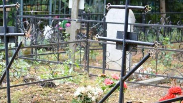 В Краснокутском районе бизнесмен 17 раз «кинул» на деньги клиентов с кладбища