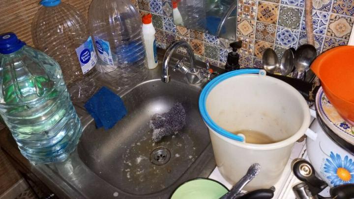 Жильцы дома на Мичурина в Саратове уже неделю мучаются без воды