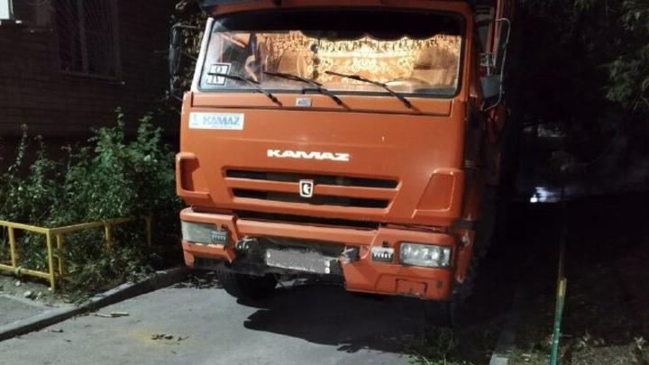 В Заводском районе Саратова грузовик повредил теплотрассу