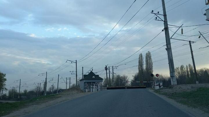 В Саратовской области грузовой поезд столкнулся с автомобилем