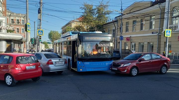 В Саратове произошло тройное ДТП с троллейбусом