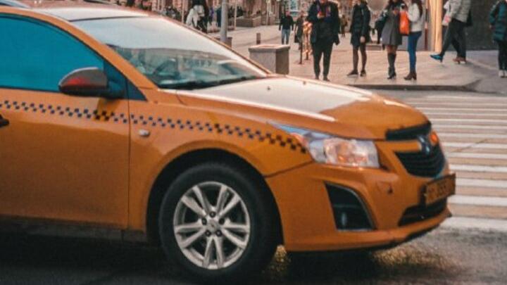 В Саратове могут запретить парковаться таксистам-«бомбилам» на территории аэропорта и вокзала
