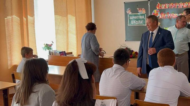 Николай Панков поздравил с Днем знаний школьников в отдаленном селе Перелюбского района