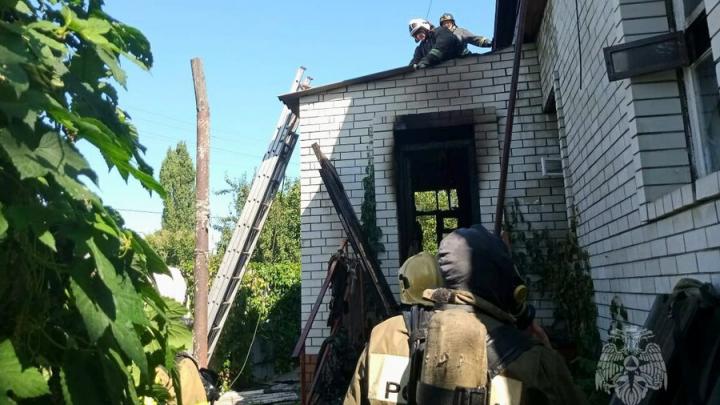 В Балашове пожарные спасли из горящего дома мужчину и девушку