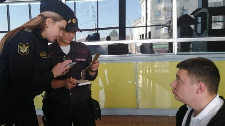 Сотрудники транспортной полиции предлагали саратовцам на вокзале узнать о долгах
