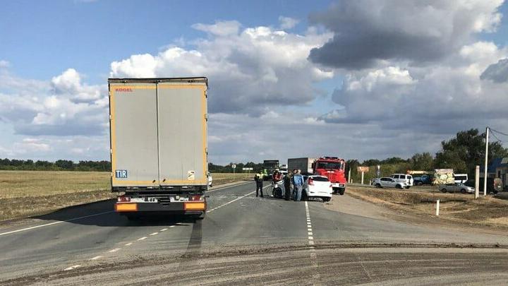 Под Энгельсом погиб водитель иномарки после столкновения с грузовиком