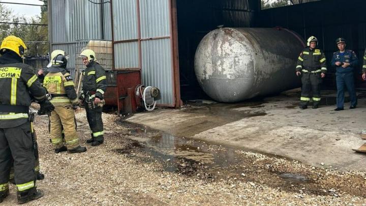 Пожар в промзоне Энгельса произошел из-за сварки около склада с маслом