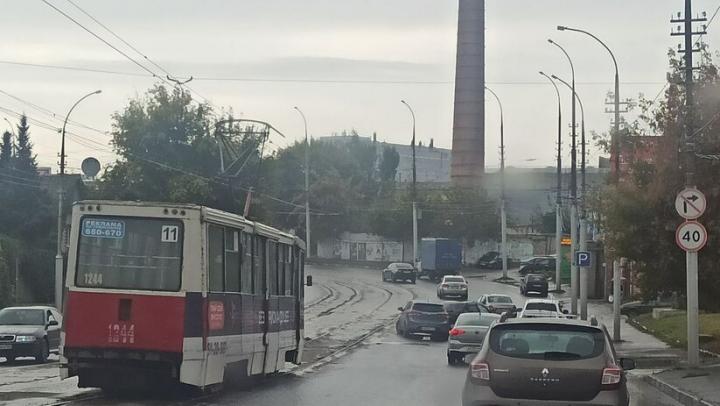 Две иномарки заблокировали движение трамваев № 11 в Саратове