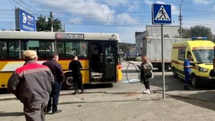 В Саратове автобус столкнулся с «Газелью»