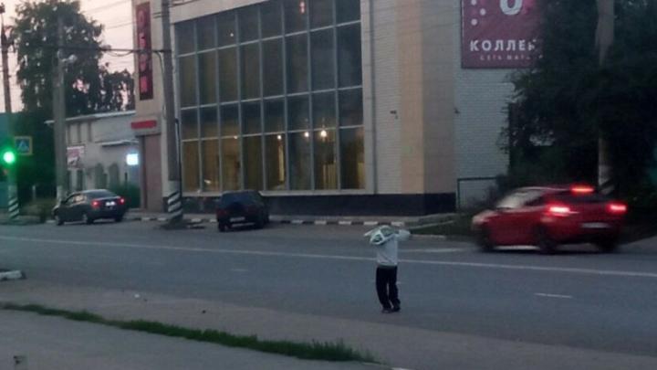 Саратовская ГИБДД: опасные танцы детей на дорогах влекут наказание