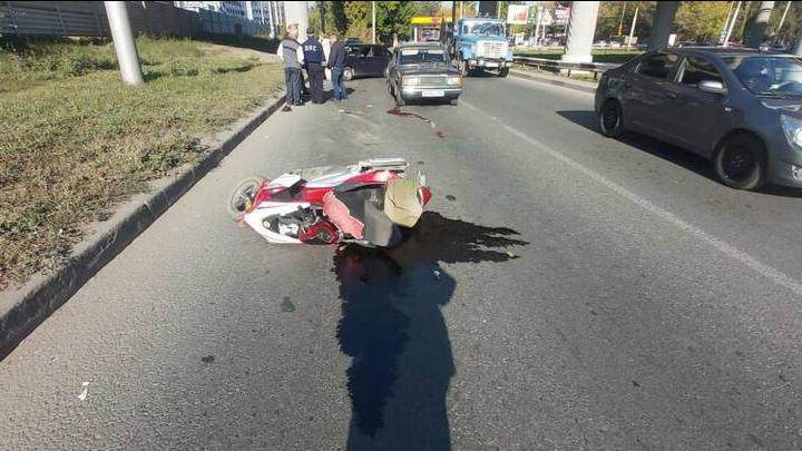 На Шехурдина в Саратове разбился водитель скутера