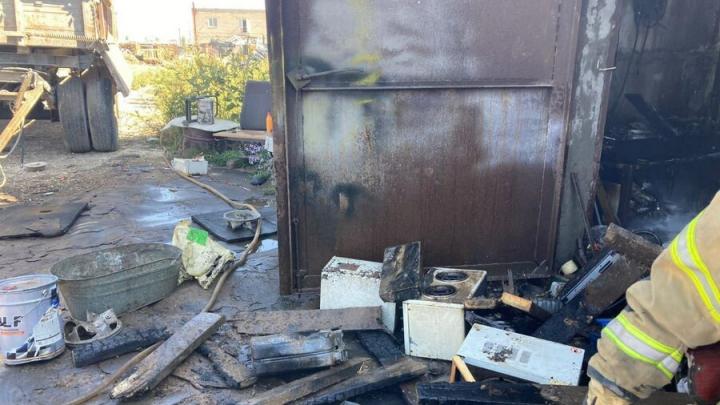 В энгельсском гараже горели деревянные поддоны: пострадал мужчина