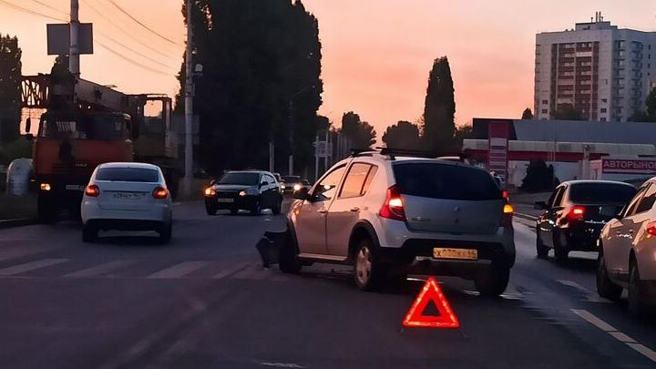 "Ладу" выкинуло на встречку после столкновения с Renault на Шехурдина 