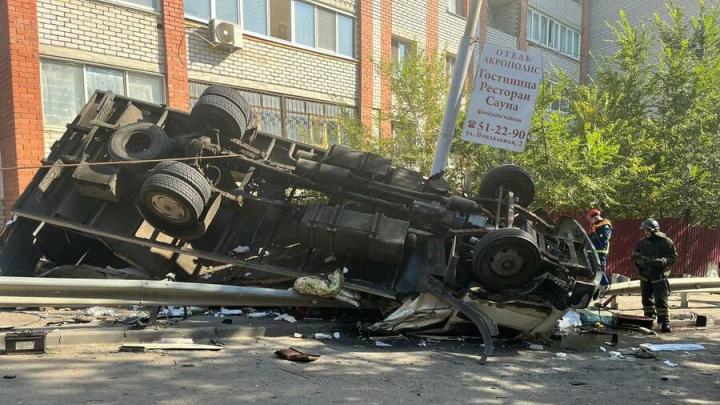 На спуске по Новоузенской в Саратове перевернулся грузовик: погиб водитель