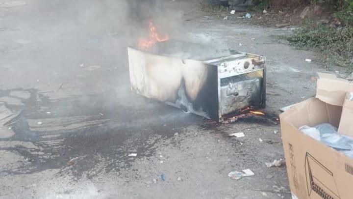 Житель Энгельса устроил пожар, обжигая холодильник на металл