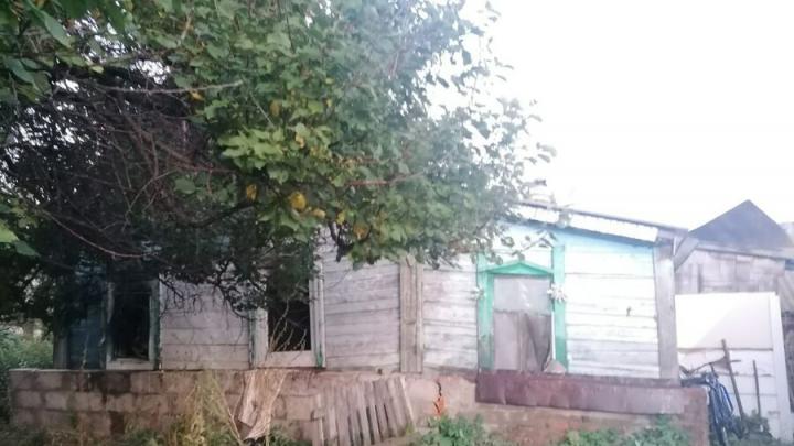 Утром в Балаковском районе горел деревянный дом