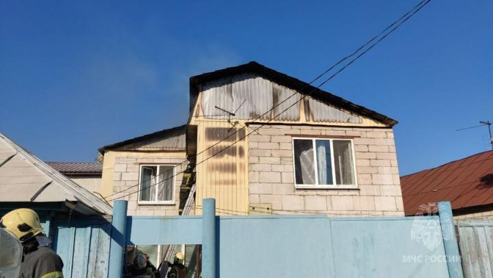 На Танкистов в Саратове горит двухэтажный дом