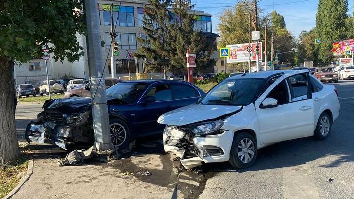 Водитель "Гранты" пострадал в ДТП с иномаркой на Политехнической