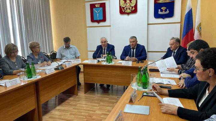 Контроль и жёсткий спрос: в Балакове депутаты обсудили промежуточные итоги ремонта объектов соцсферы