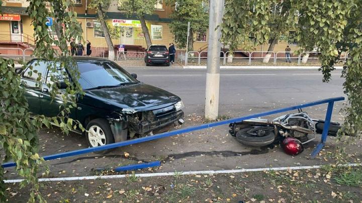 В Балашове погиб молодой мотоциклист после столкновения с автобусом и легковушкой 
