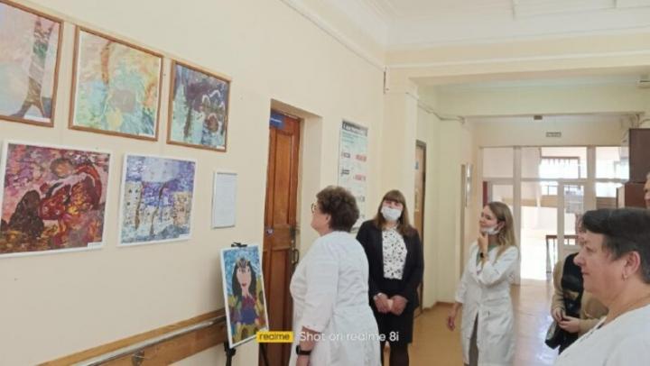 В саратовской поликлинике открылась выставка картин в память о враче, отдавшей жизнь в борьбе с коронавирусом