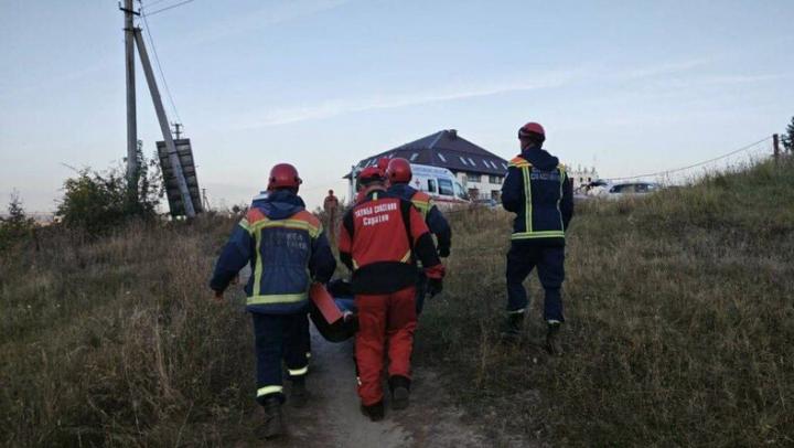 Саратовские спасатели вынесли с Кумысной поляны травмированную женщину