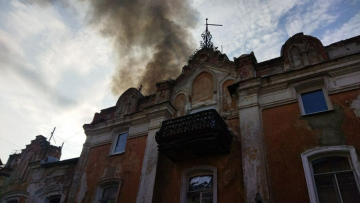 В Саратове горит памятник архитектуры на Яблочкова | ВИДЕО