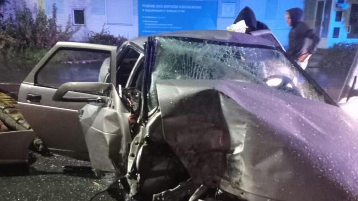 Ночью в Балакове "Приора" въехала в столб: пострадали два пассажира