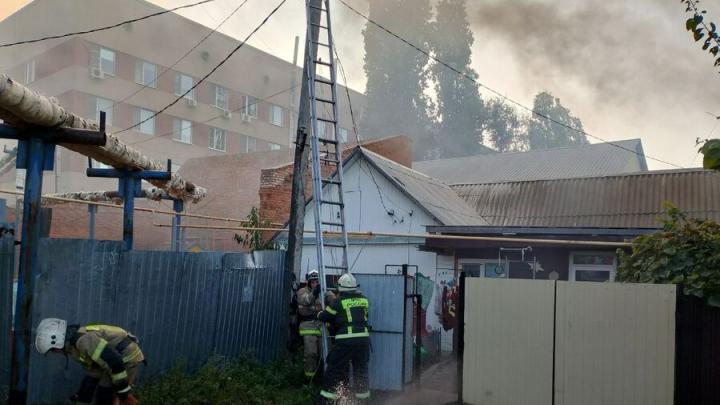 Два дома горят на Посадского в Саратове