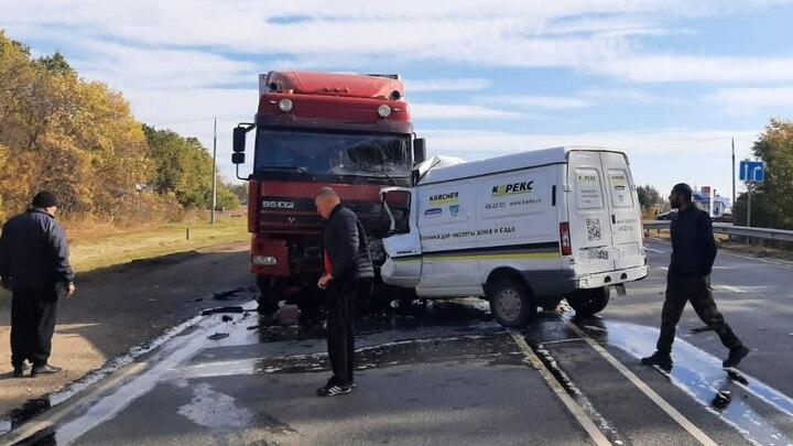 Водитель "ГАЗели" погиб в ДТП с грузовиком в Вольском районе